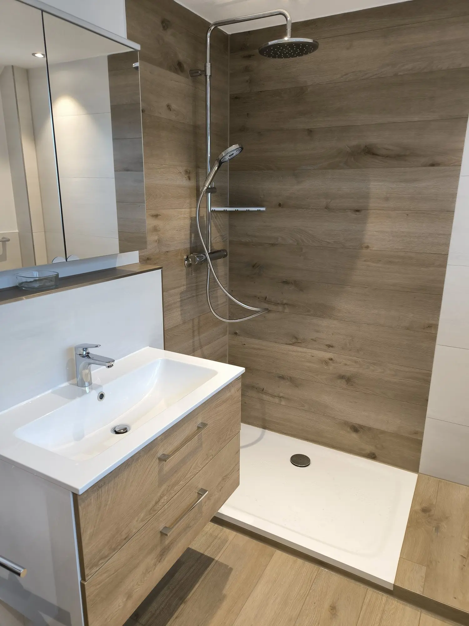 Von uns saniertes Badezimmer mit bodengleicher Dusche und Holzoptik-Fliesen