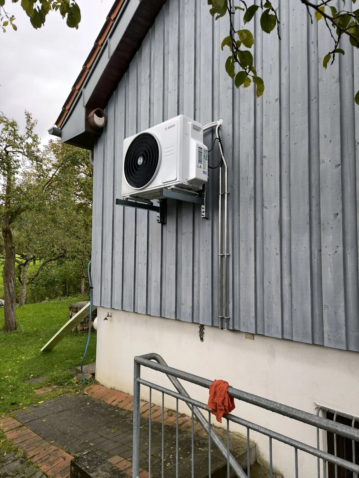 Wärmepumpen-Außeneinheit an einem Wohnhaus in Heiningen